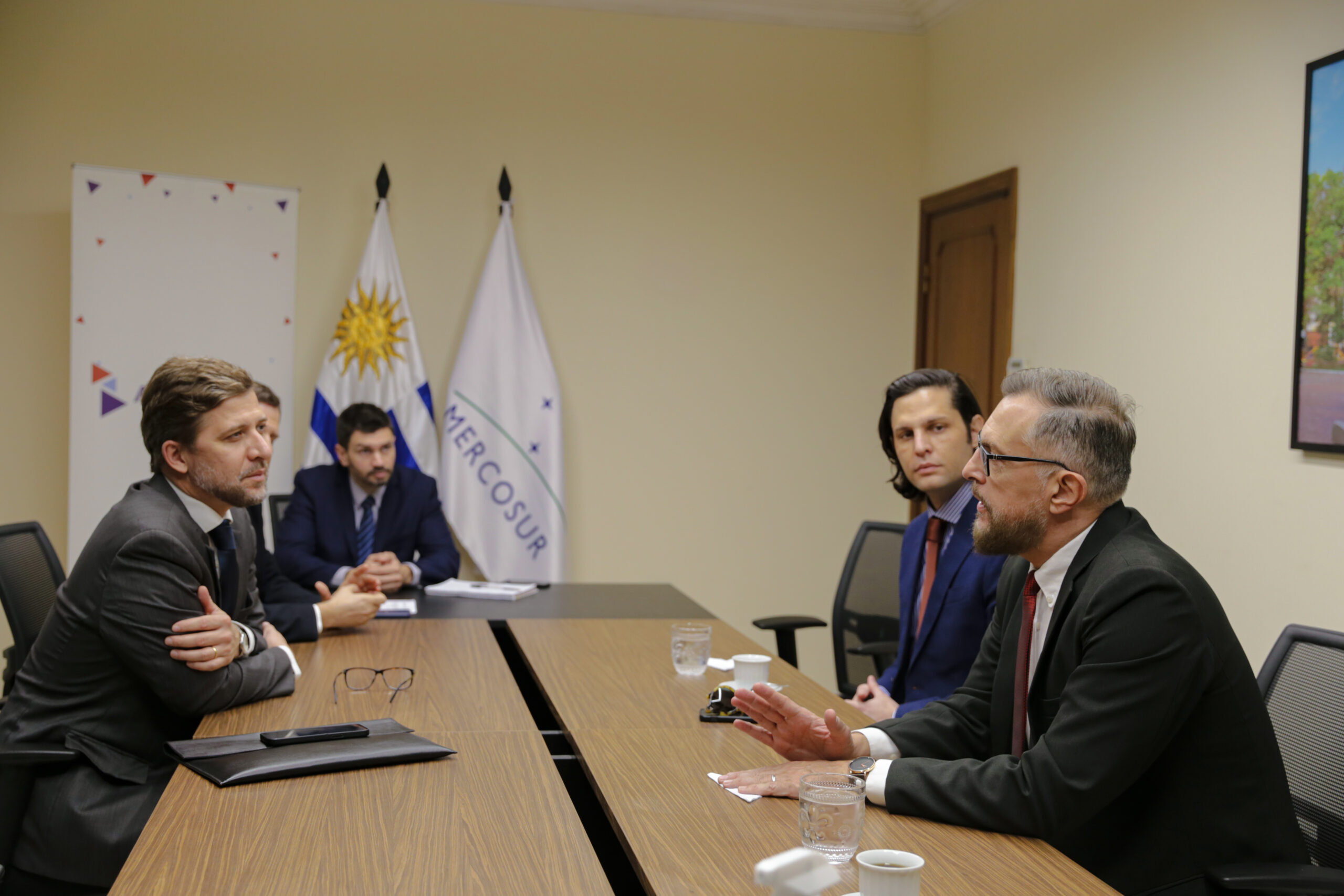 La universidad Americana y embajada Uruguaya firmaron convenio